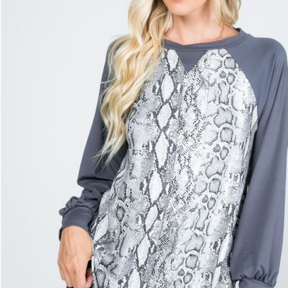 SNAKE PRINT CONTRAST KEY HOLE ACCENT TOP - Picture 2 of 4